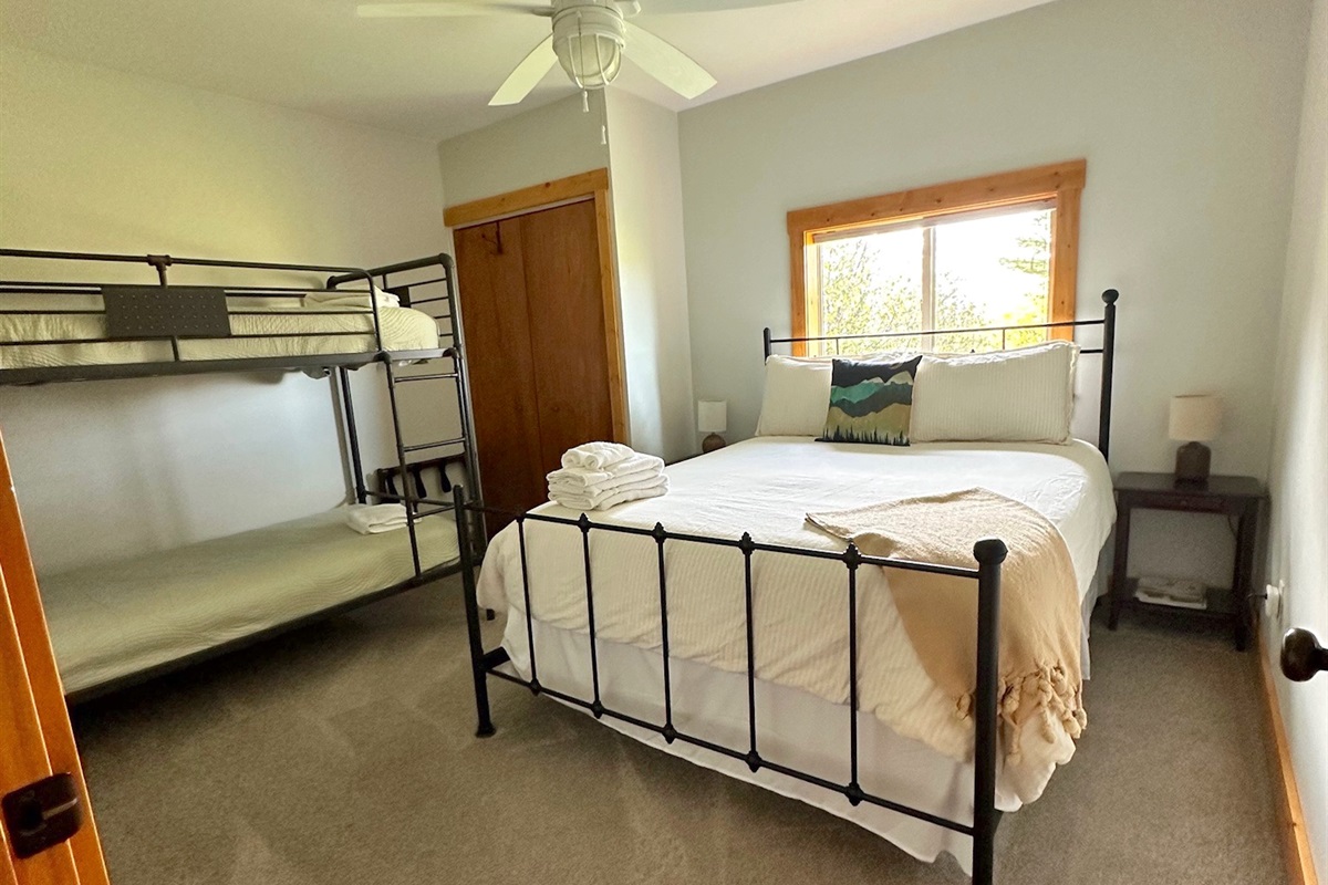 Unit A - The 4th bedroom with a queen and twin/twin bunk beds.