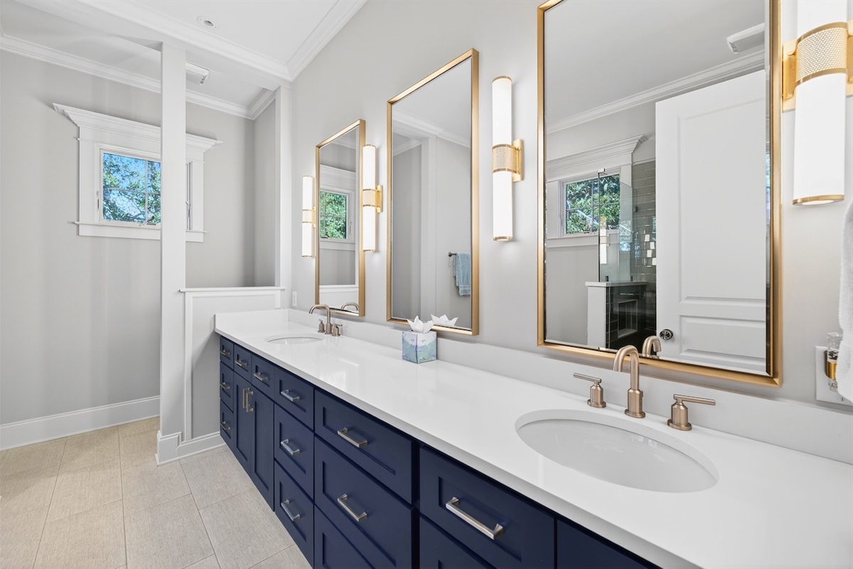 Primary King Suite Full Bathroom