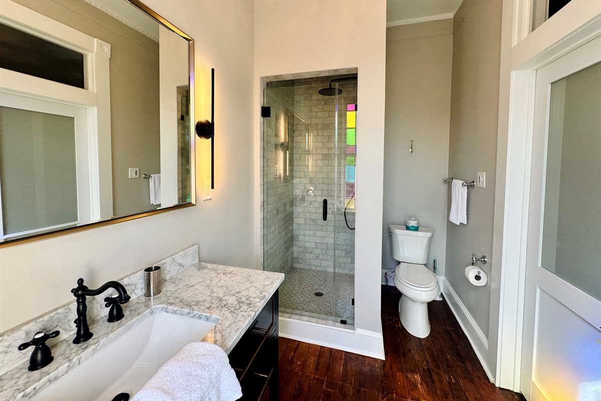 Bright ensuite full bathroom off of the primary suite.