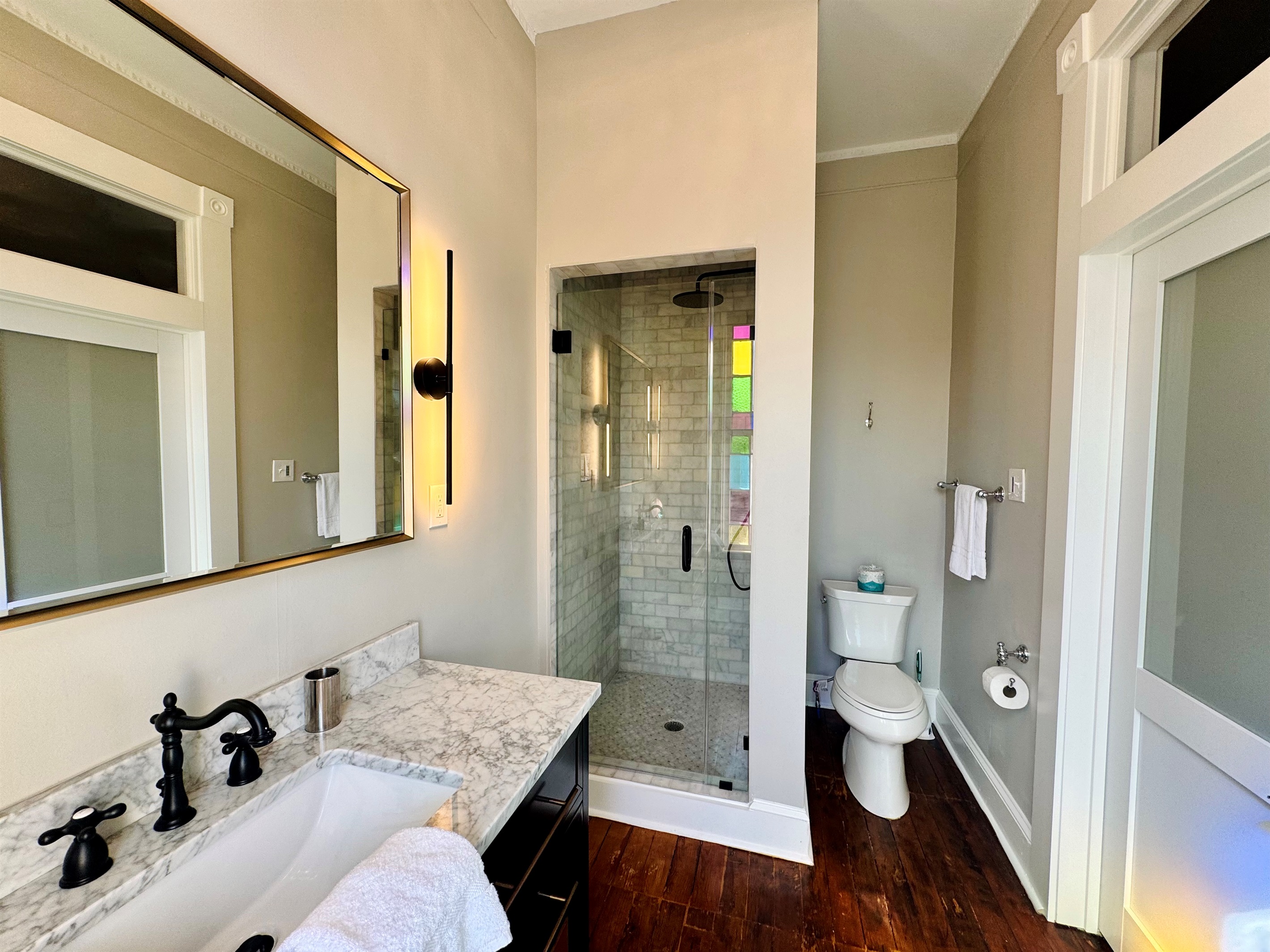 Bright ensuite full bathroom off of the primary suite.