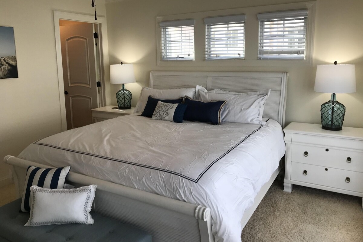 Master BR w/ King bed, attached full bath, TV, ceiling fan, private balcony 