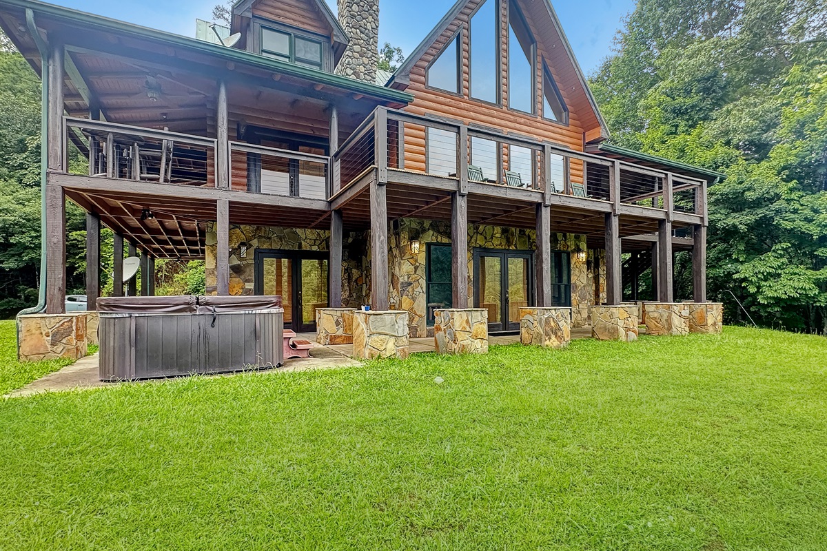 Outdoor: Discover stunning skyline views and unwind in the hot tub amidst nature's beauty!