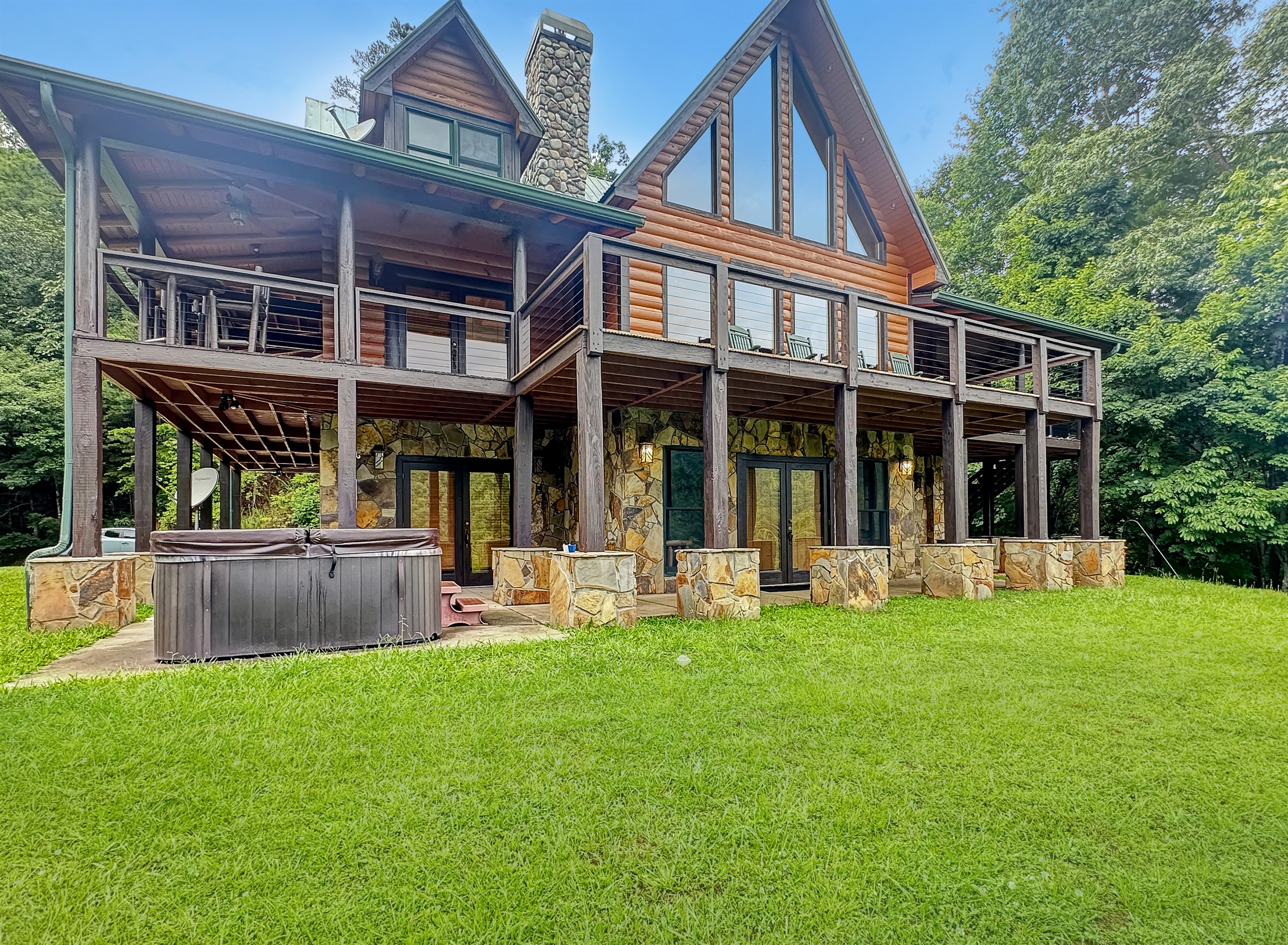 Outdoor: Discover stunning skyline views and unwind in the hot tub amidst nature's beauty!