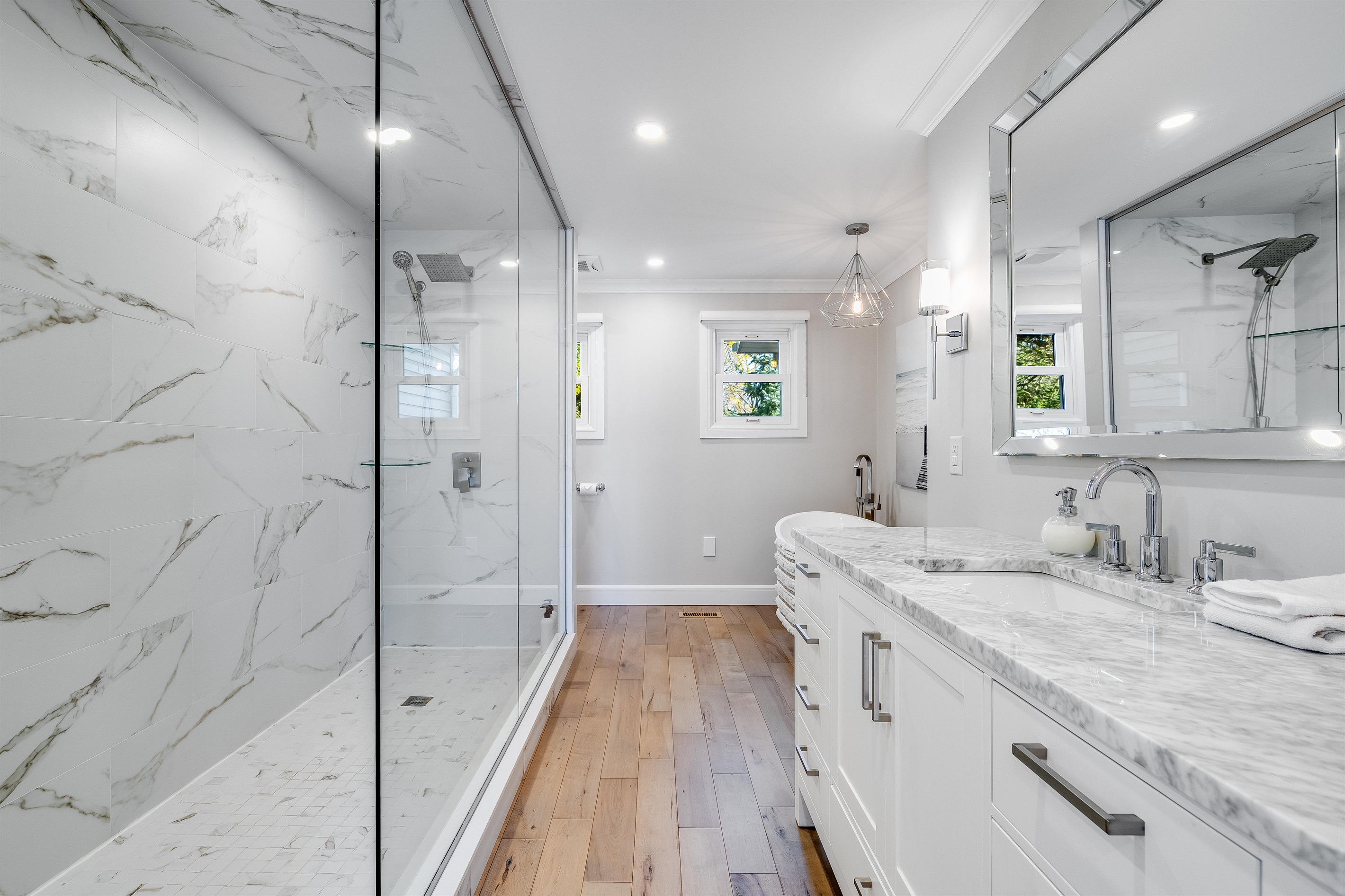 Main floor full bathroom