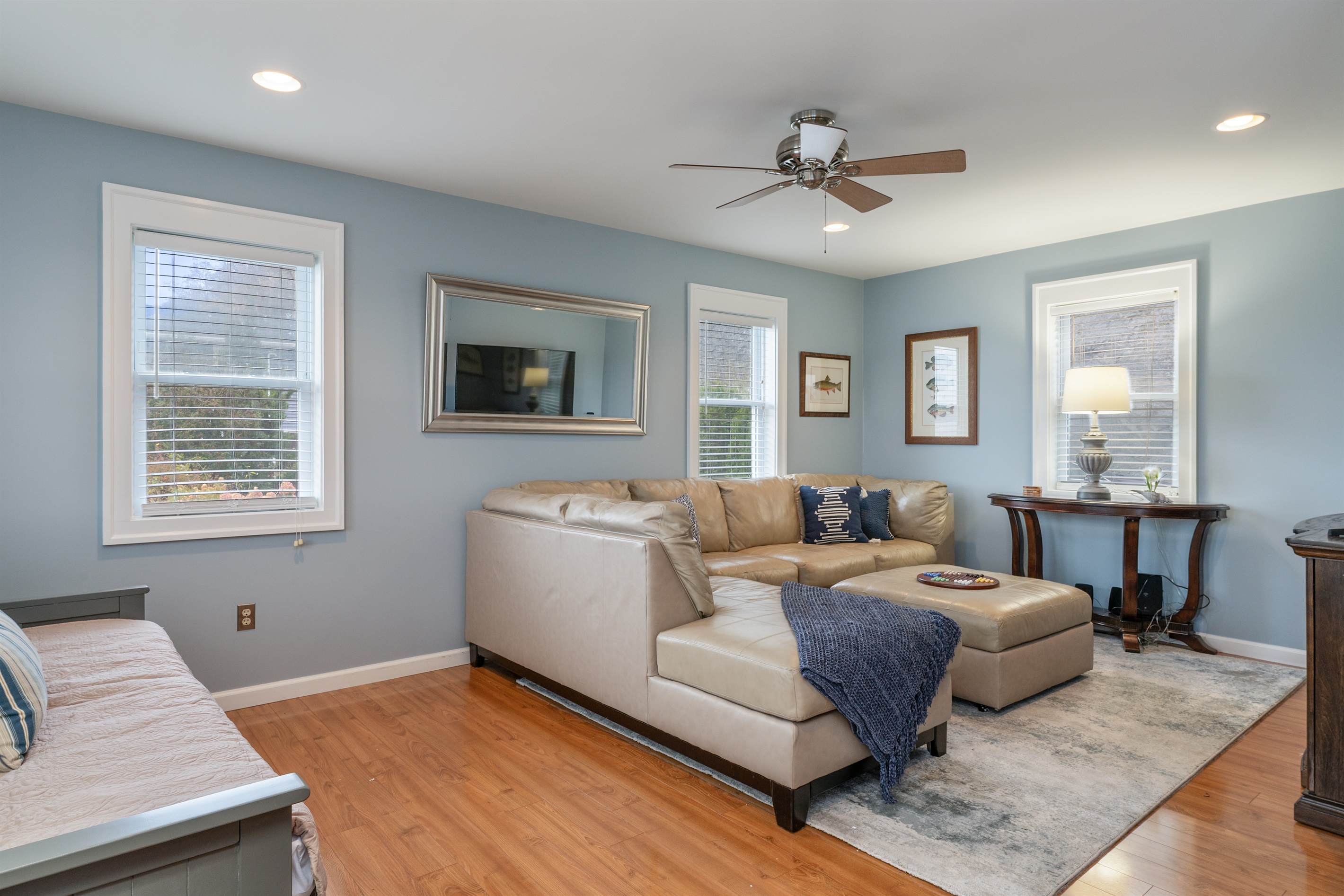 Cozy living room with additional trundle daybed