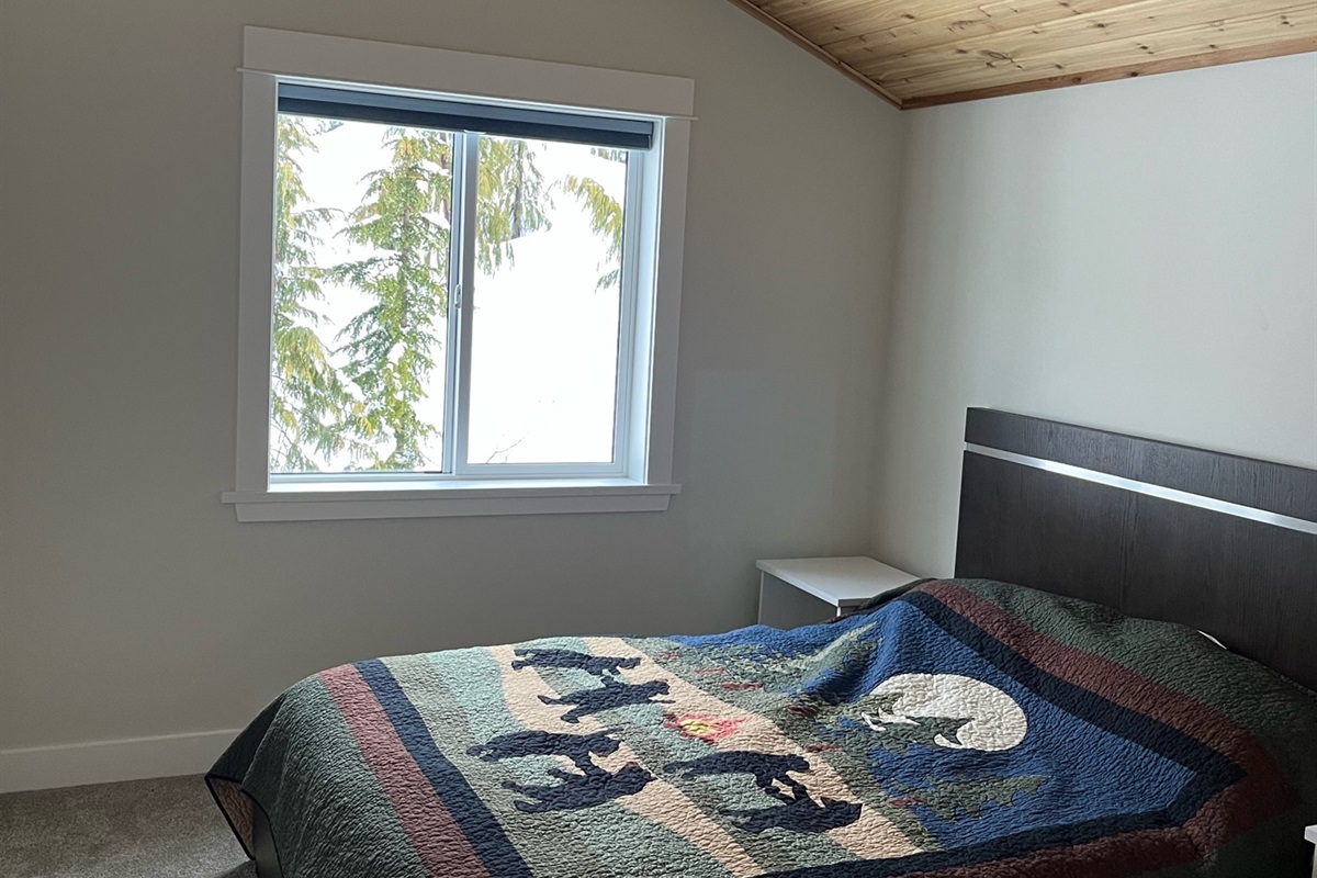 3rd floor queen bedroom – peaceful views & cabin charm