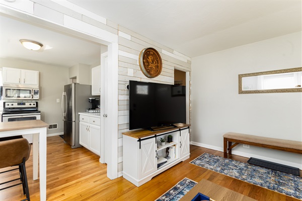 Rockne's Rally<>Updated 3BR 2 Bathroom Home 1 Mile to ND, photo 9