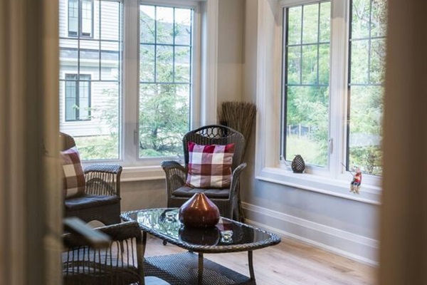 A sunlit Muskoka room made for morning coffee and quiet afternoons.
