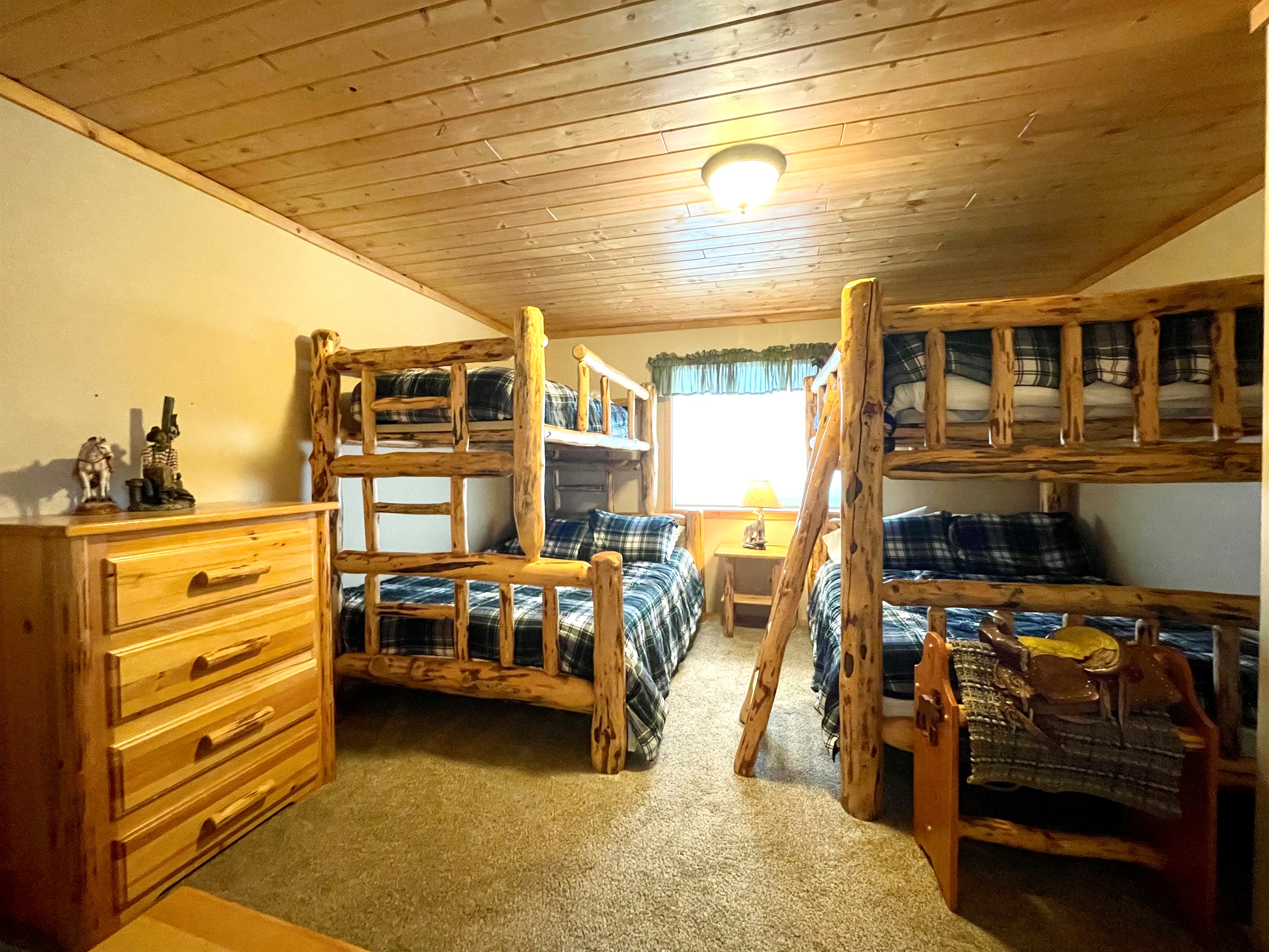 Bunks 3 Queens, 1 Twin