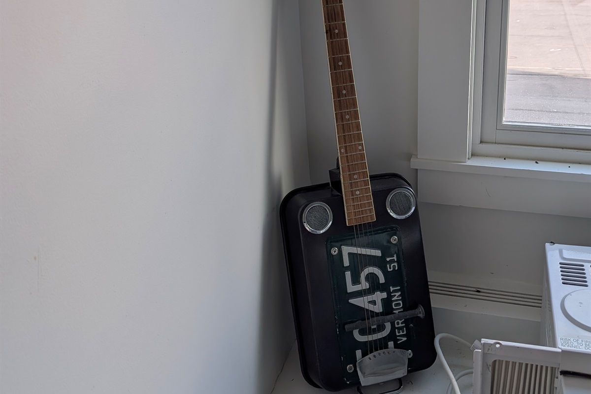 (Guitar / music corner)
A cozy creative corner with character—great for music lovers or a quiet moment of inspiration.