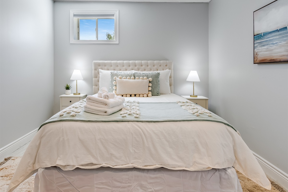 A Queen bed, with perfect welcoming colours.