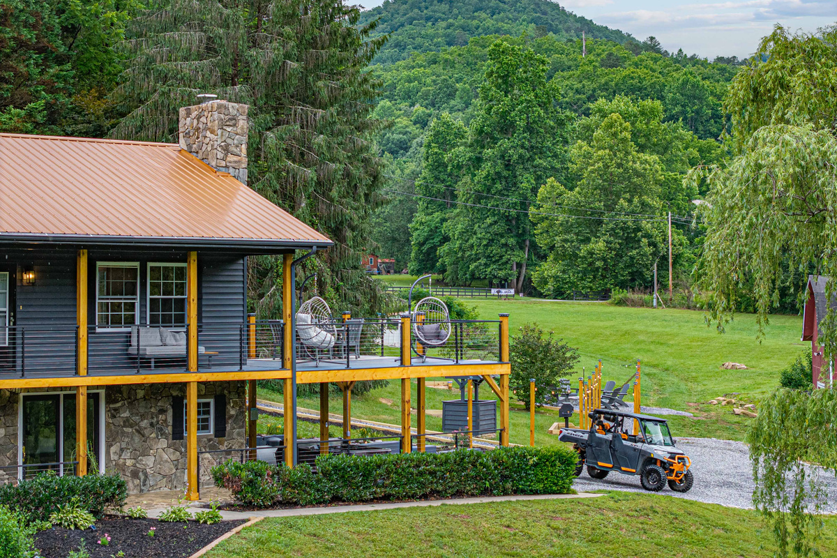Outdoor Deck: Enjoy scenic mountain views from the spacious deck, perfect for relaxation and fun!