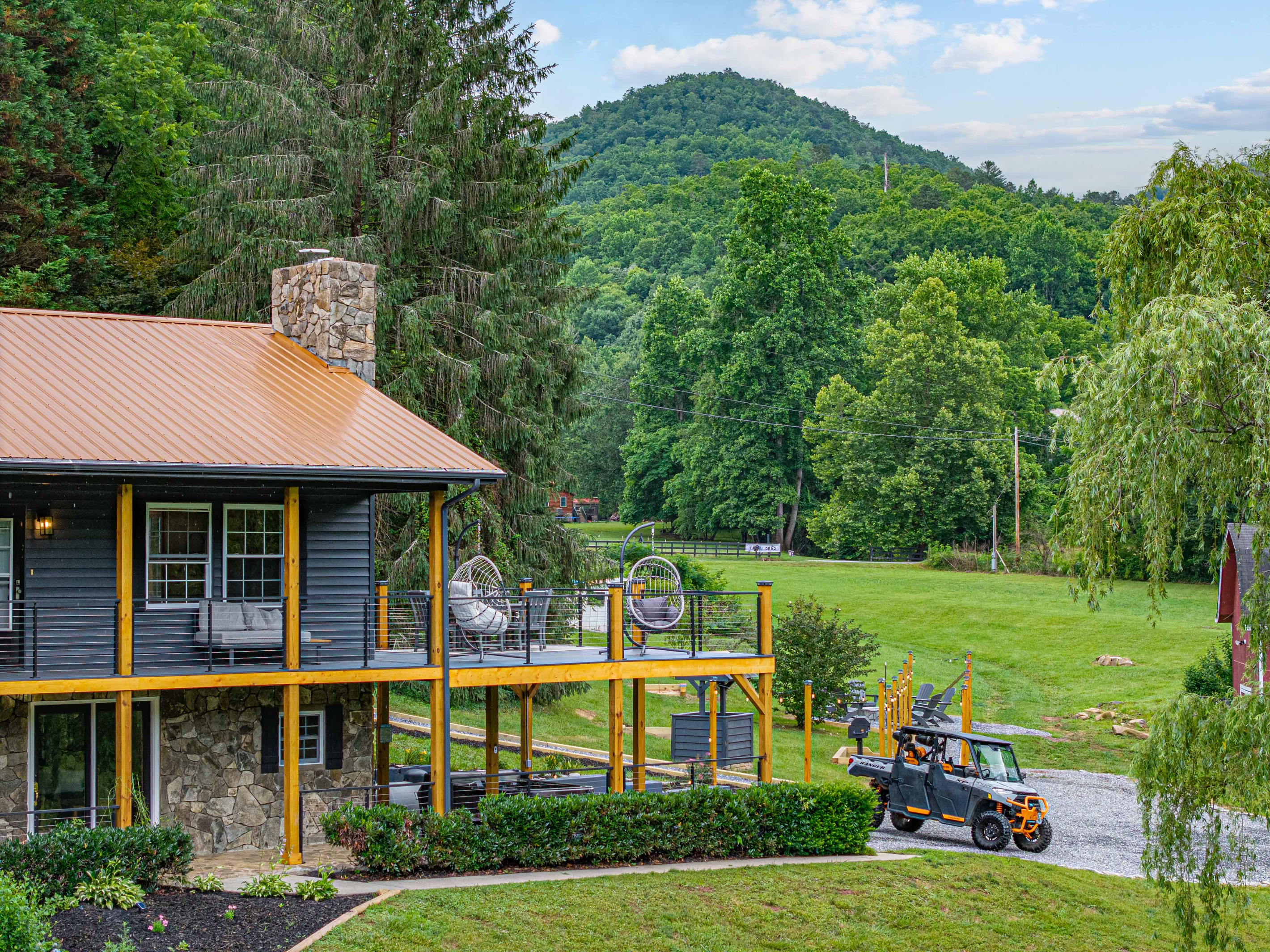 Outdoor Deck: Enjoy scenic mountain views from the spacious deck, perfect for relaxation and fun!