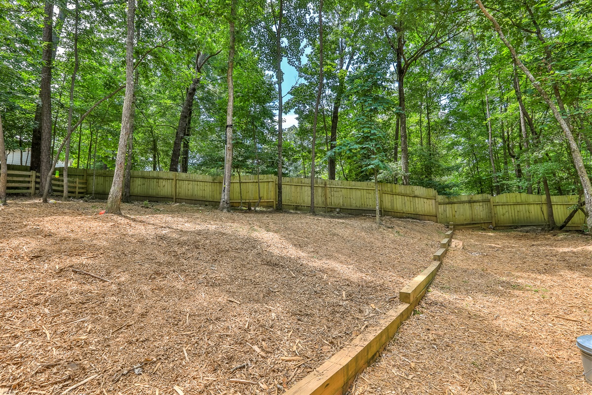 Fenced Yard – A Perfect Outdoor Space for Your Dogs!