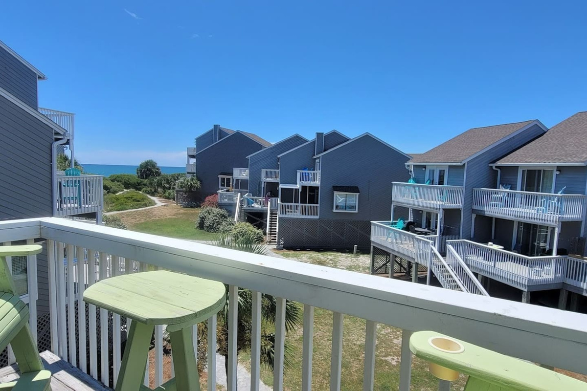 Claim a chair, face the Gulf, and let the master deck earn its place as your favorite spot of the week.
