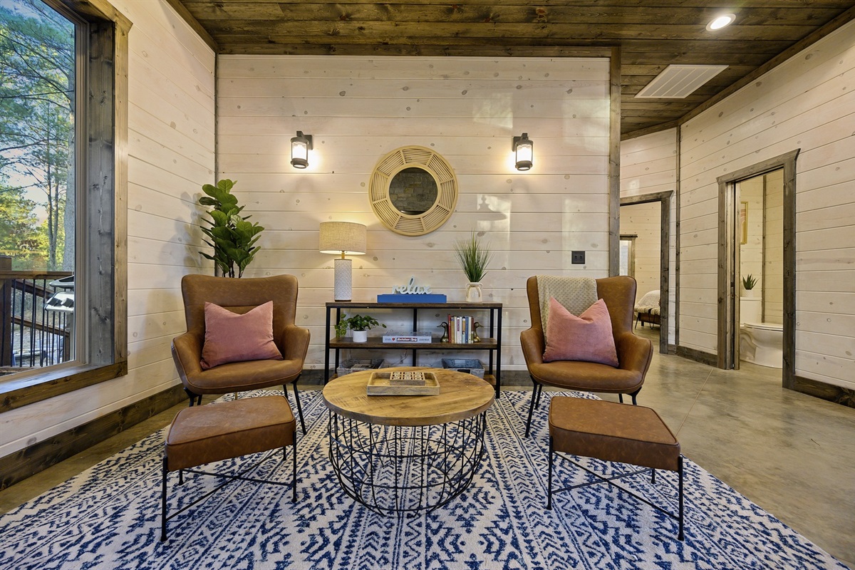 This stylish sitting nook is made for quiet moments. Share morning coffee, plan the day’s adventures, or sneak in a board game before dinner.