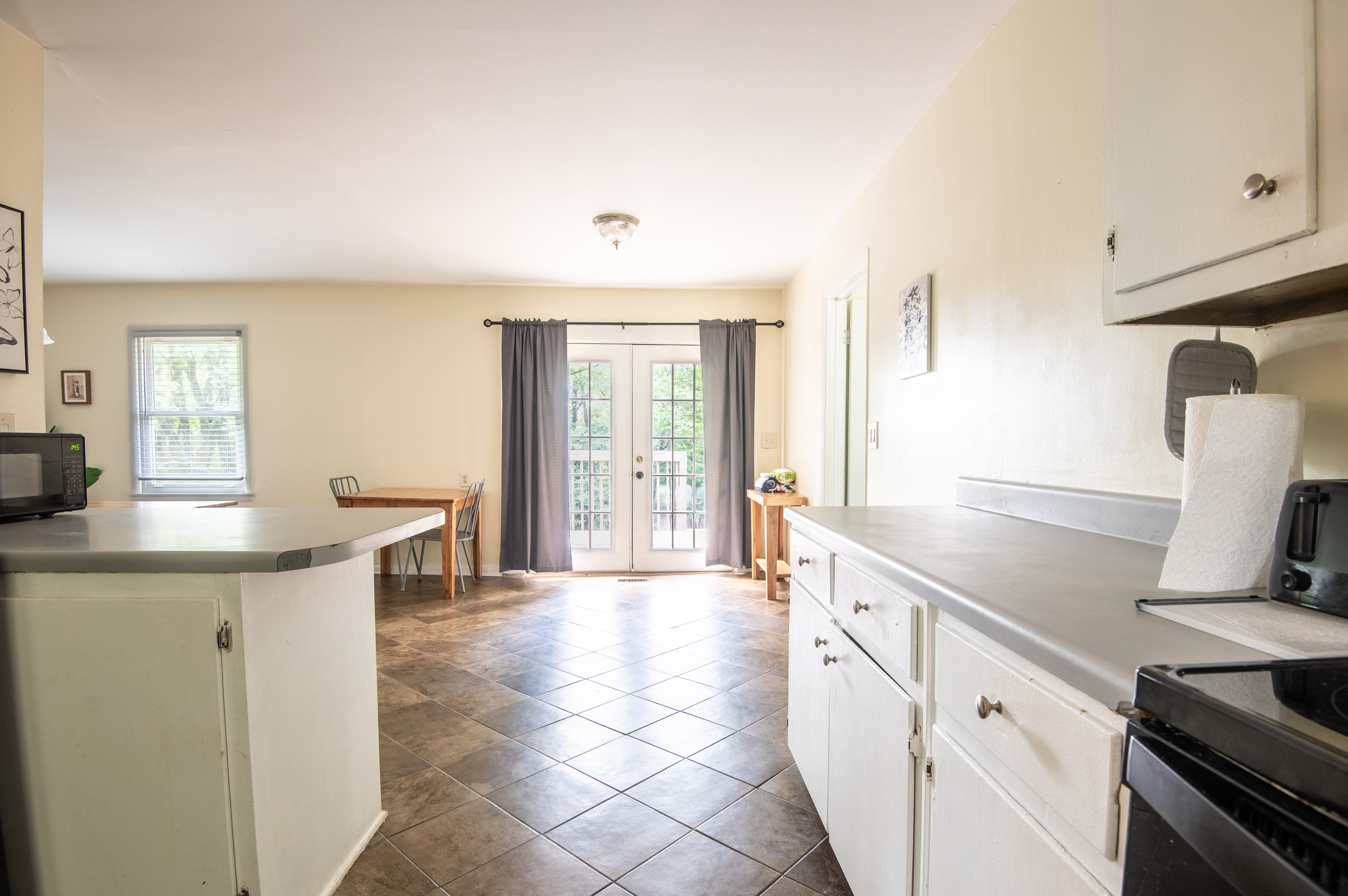 Morning coffee, afternoon snacks after a cool summer's swim, or a family dinner—this bright kitchen makes it easy to enjoy every meal without missing a moment together.