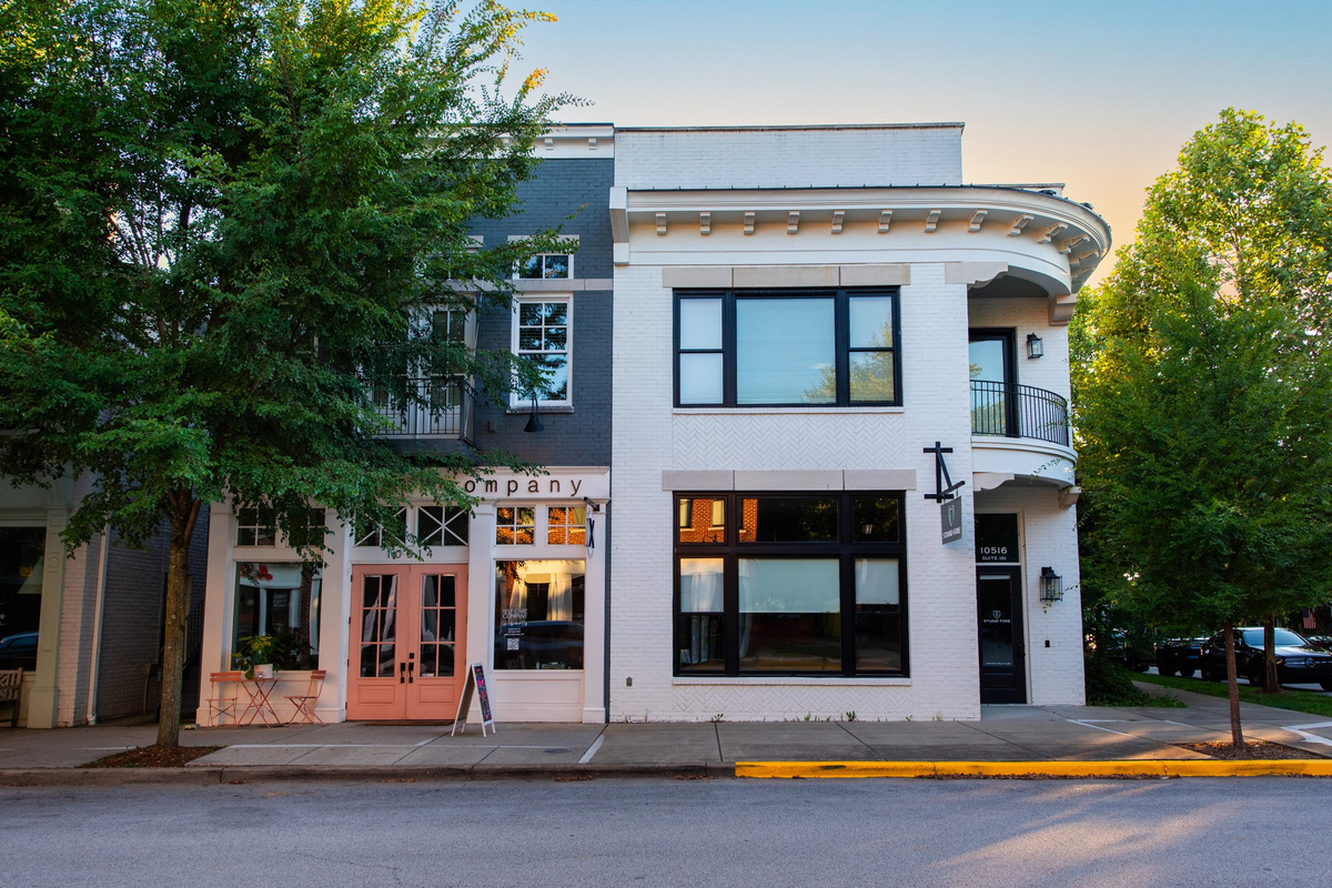 Your private entrance is tucked just off Meeting Street, steps from dining, shopping, and the neighborhood green.