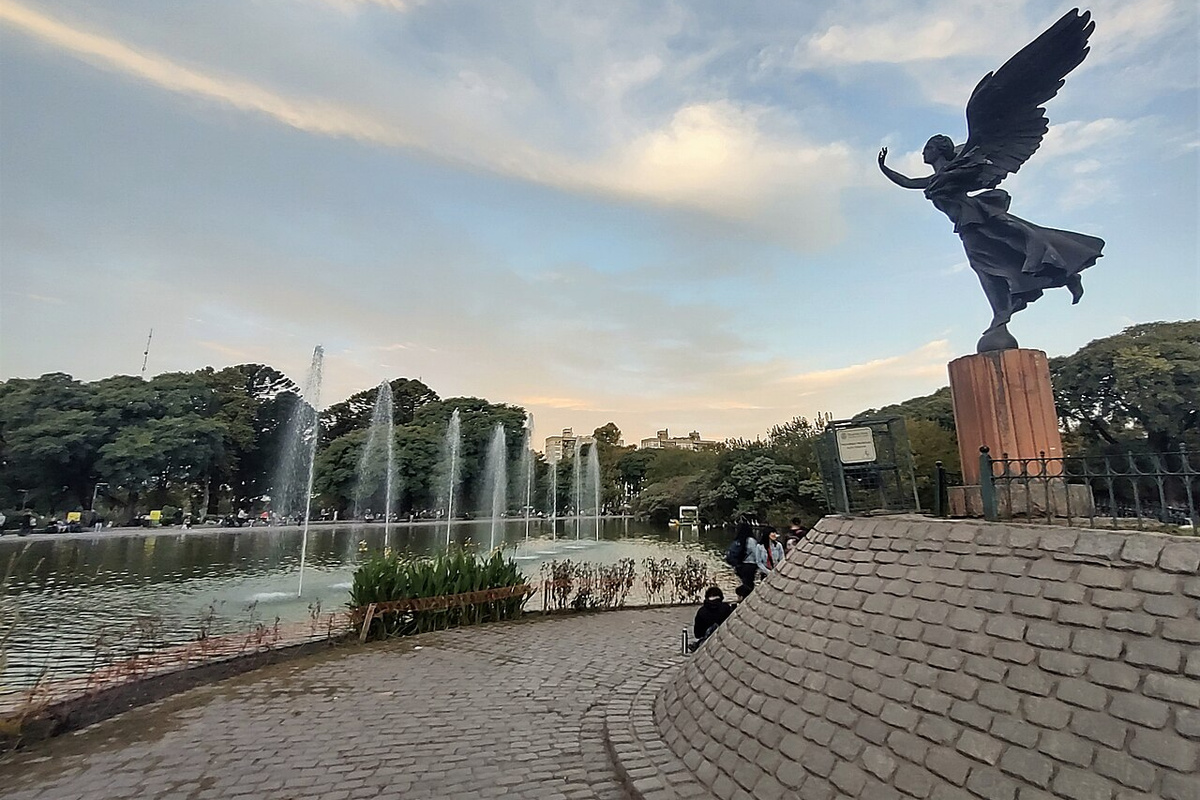 Parque Centenario outing.
Roberto Fiadone. https://commons.wikimedia.org/wiki/File:Fuente_Parque_Centenario,_Buenos_Aires_01.jpg
https://creativecommons.org/licenses/by-sa/4.0/