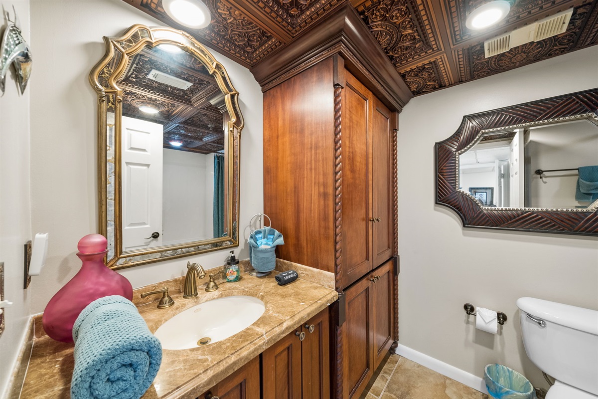 En-suite bathroom in two queen bedroom with shower / tub combo