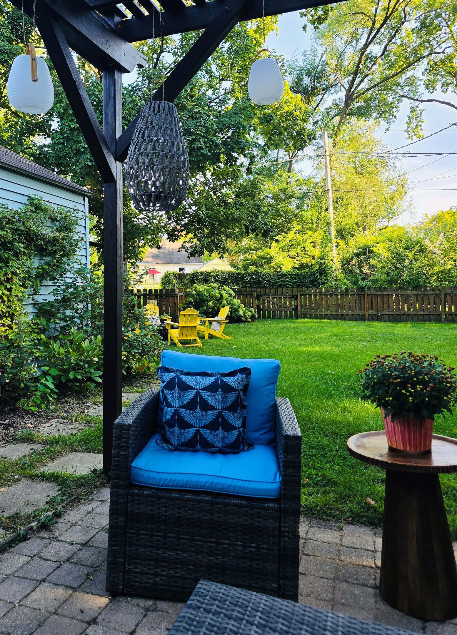 Lantern-lit chats under the pergola, fireside stories in the yard—this outdoor space is made for memory-making.