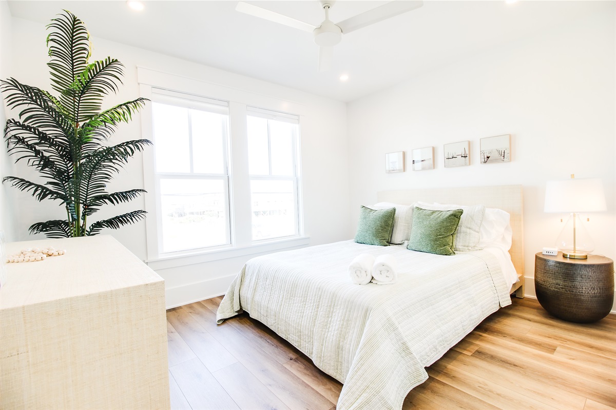 Bedroom 2 - Queen Bed