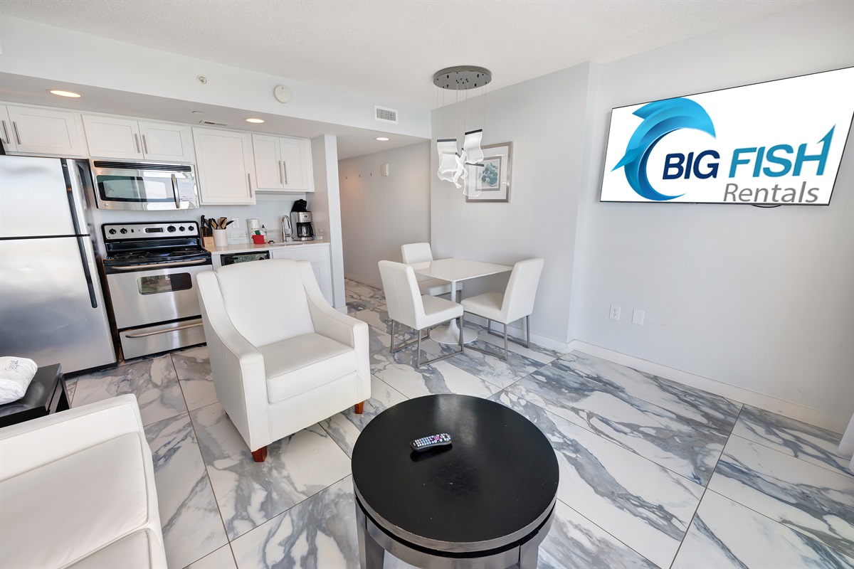 Living Room with Stunning Views🌊☀️