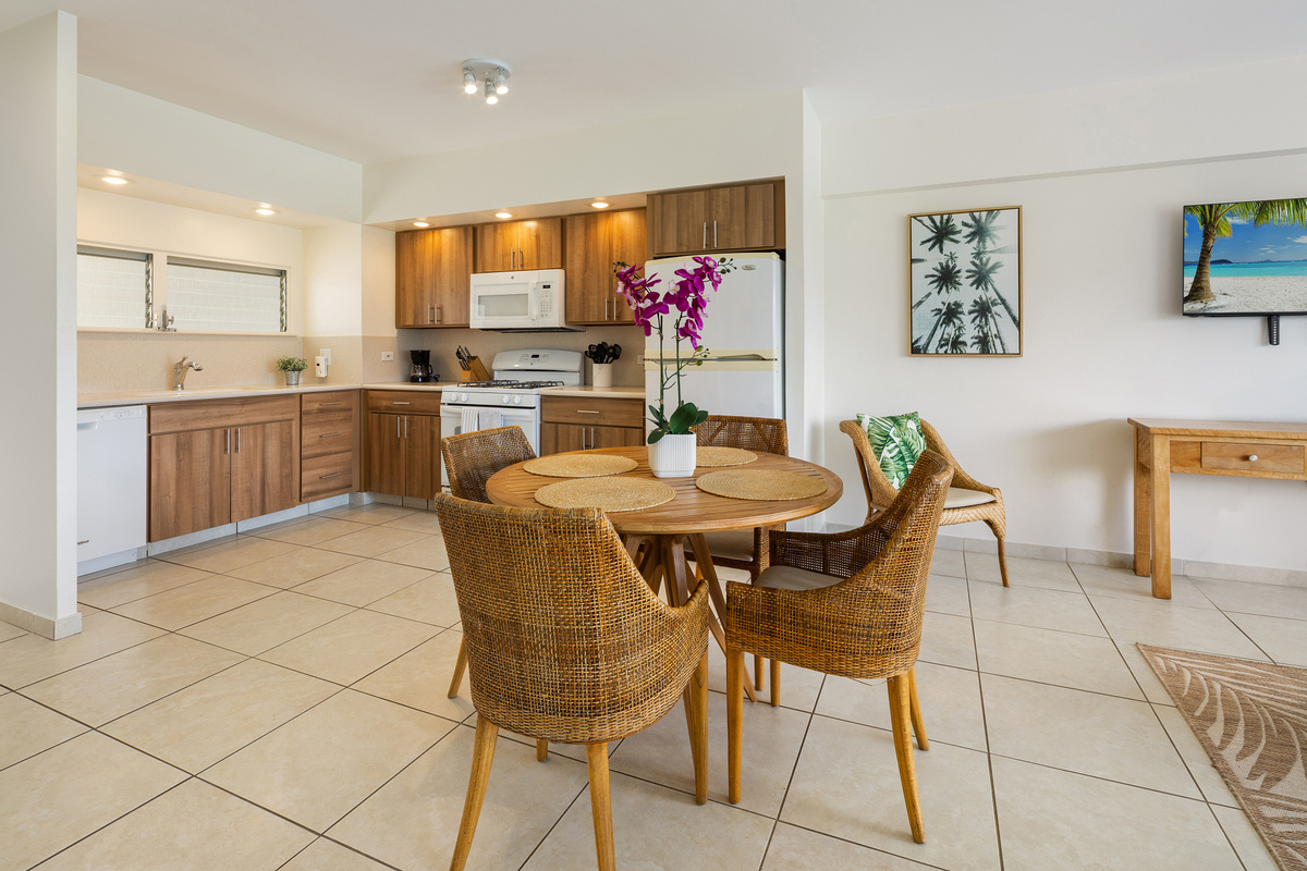 Tropical dining set with seating for 4 and full kitchen to prepare meals