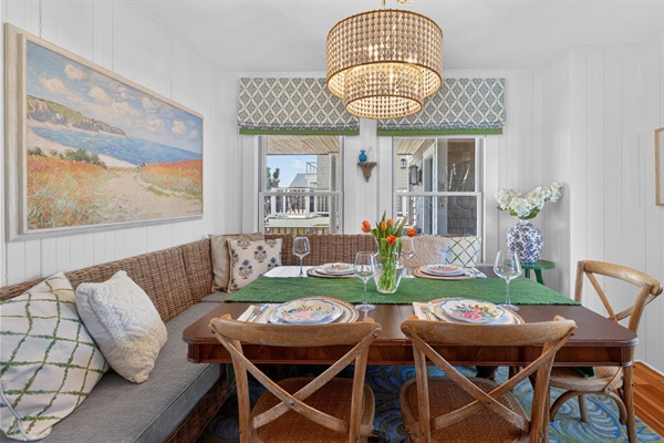 Share breakfast, dinner, and everything in between at this cozy dining table. ☀️