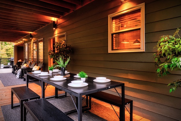 Share meals by the river’s edge, where fresh breezes and flowing water elevate every gathering.