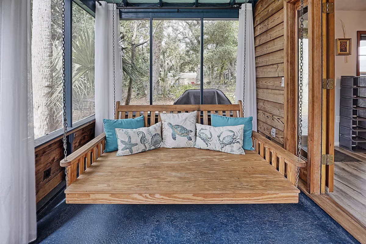 25 21st Avenue | Seas the Day | Screened Porch | IOP Escapes