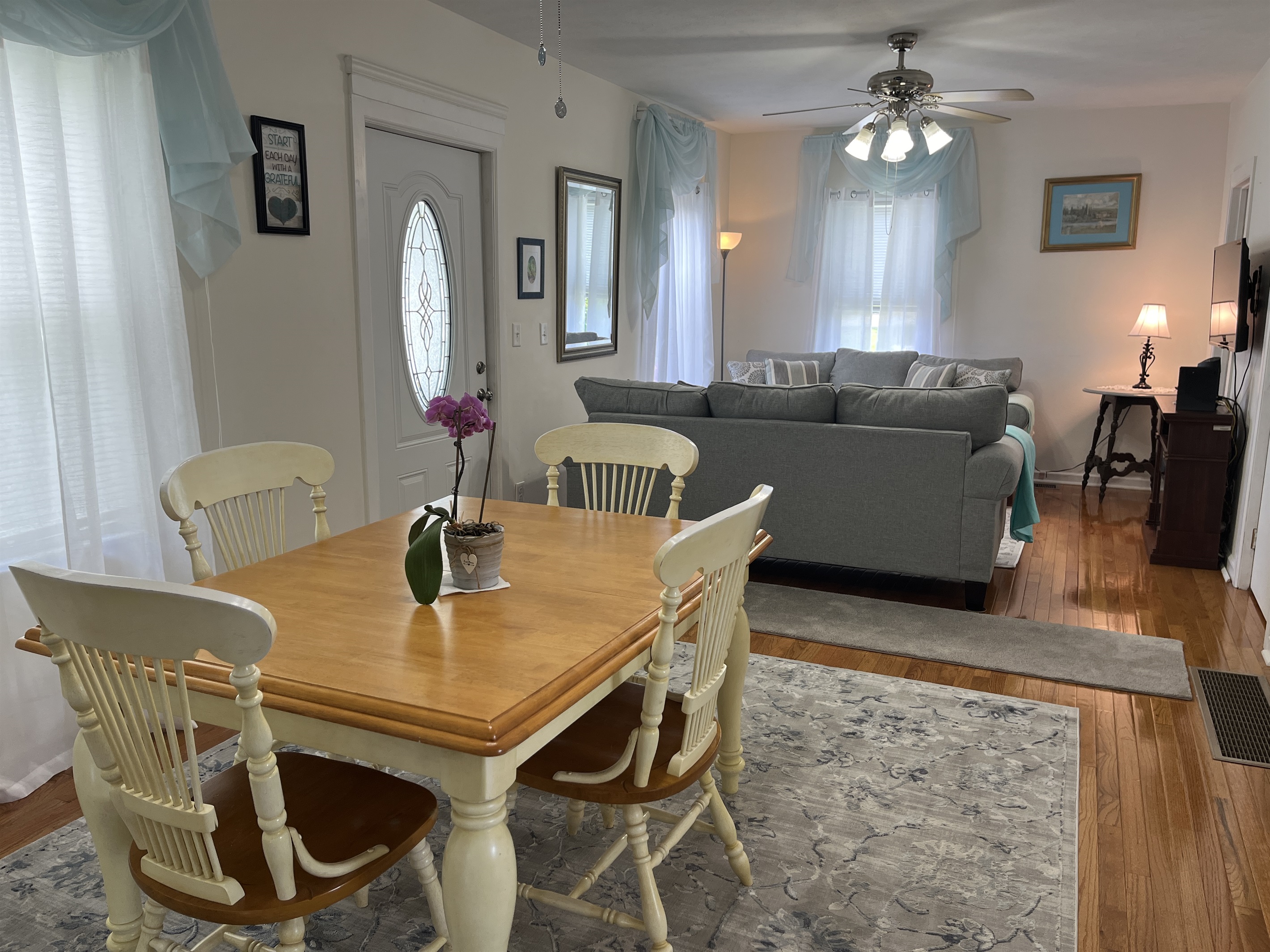 Dining and living area w/ SmartTV