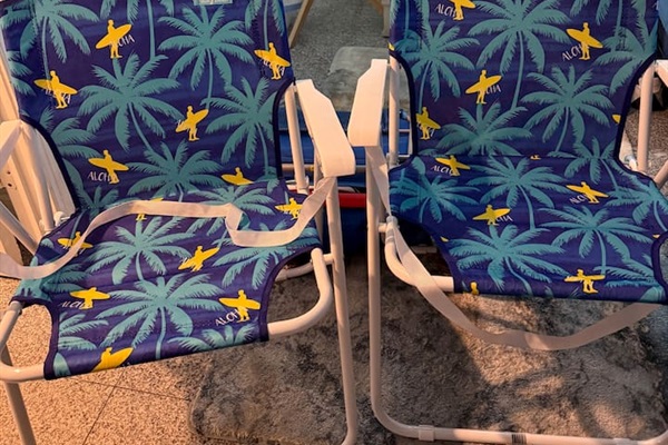 Chill island-style in these fun, low-profile beach chairs! Bright tropical print, comfy armrests, and easy to carry. Perfect for beach days, pool hangs, and soaking up those vacation vibes!