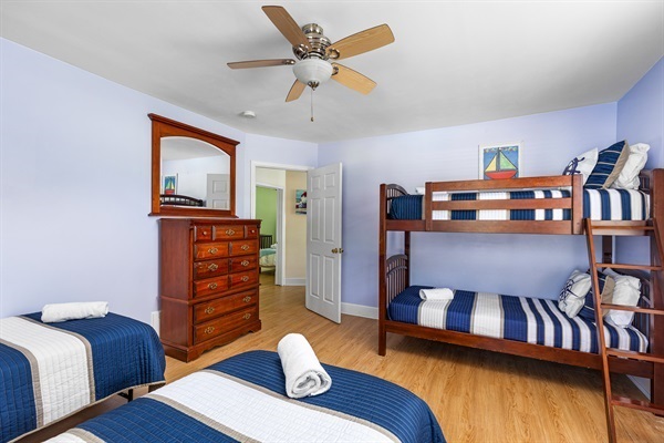 Set sail for adventure in our charming nautical-themed kids' room! With 2 side-by-side twin beds and a twin-over-twin bunk bed with a pull-out trundle, little sailors can enjoy their own marit