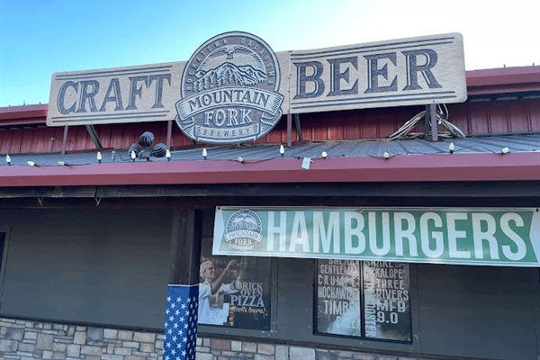 Mountain Fork Brewery – Pizza & craft beer (10 min drive)