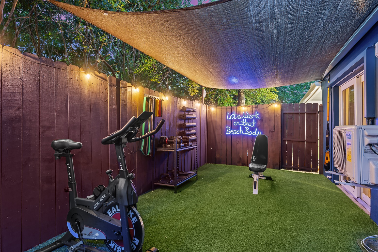 💪🌞Welcome to your private outdoor gym.  We leave QR codes for 3 great workouts as well!
