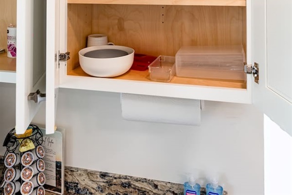 Find everything you need — mugs, bowls, and utensils — neatly stored and ready for your stay.

