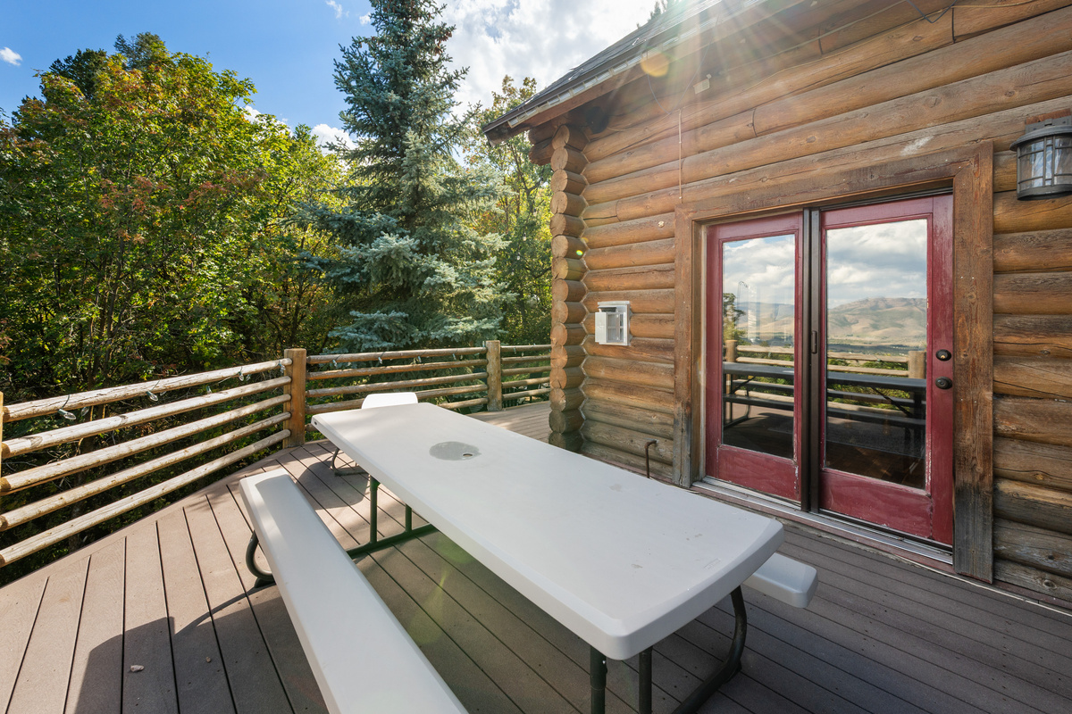 Outdoor picnic table positioned beside the cabin for easy meals on the deck.