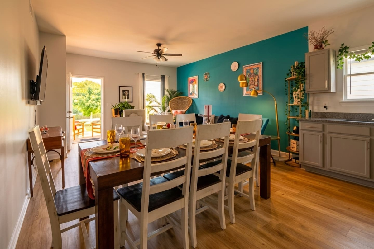 We are happy to recommend private chef's to come cook for your group! 