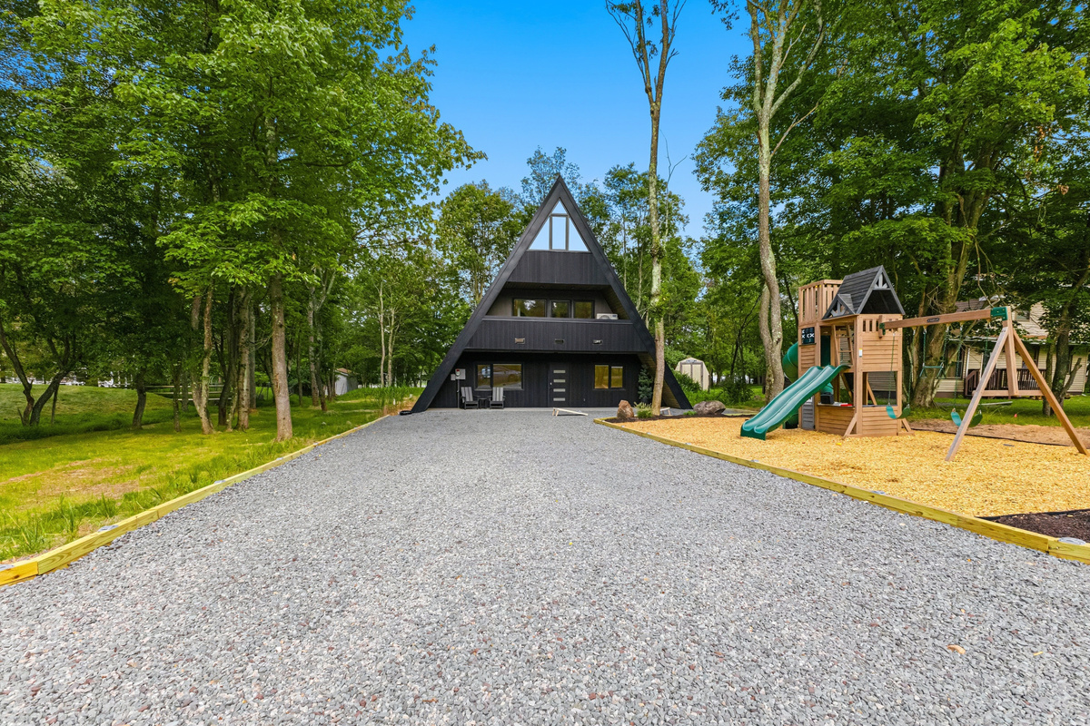 Gravel drive, black A-frame, arrival