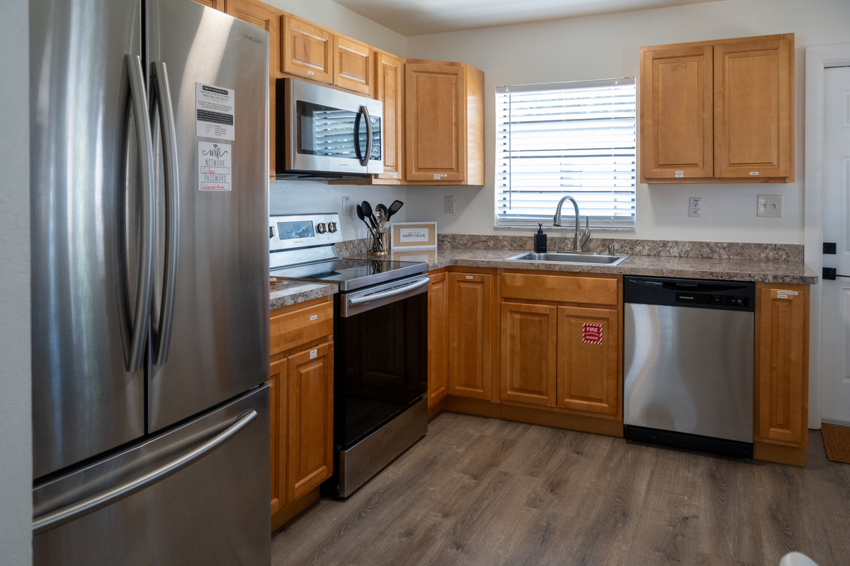 Stainless stove, dishwasher and full-size fridge – everything you need to cook