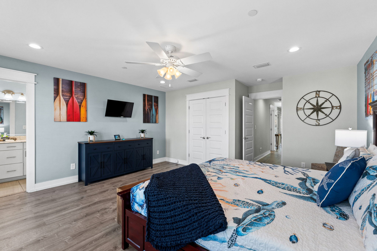3rd floor king master with full private bath