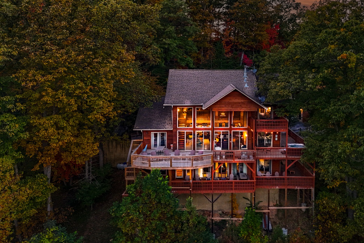 Welcome home to peaceful, spacious Heavenly Heights Mountain Retreat.