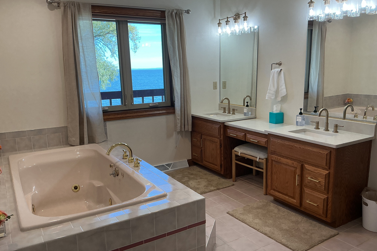 Master batrhoom - dual sinks and jetted tub