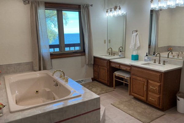Master batrhoom - dual sinks and jetted tub