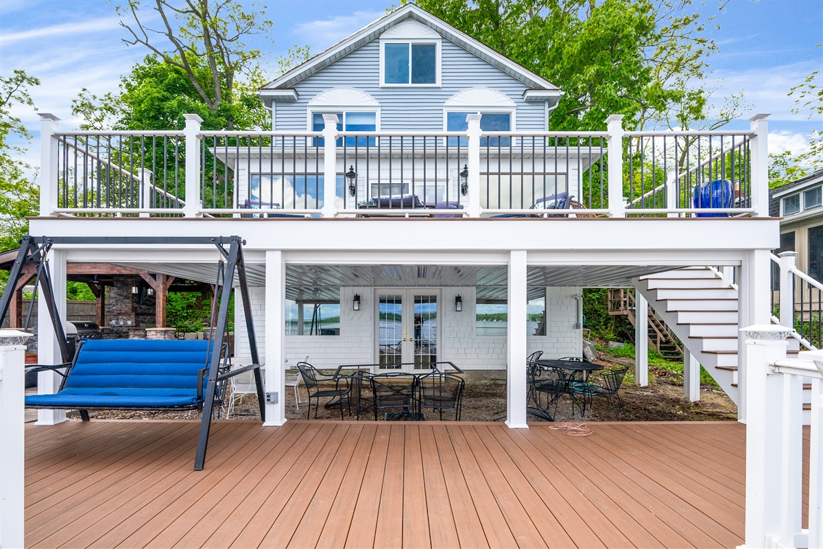 Relax on the waterfront deck swing and soak up the stunning views of the lakefront paradise 🛶🌞🌿