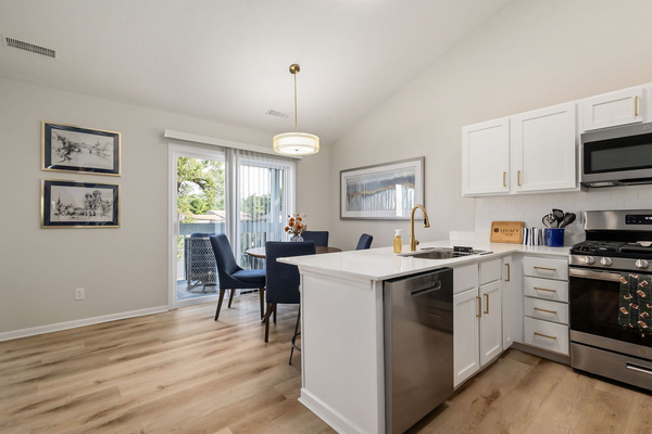 2B/2BA Near ND | Private Balcony | Walk to Campus, photo 7