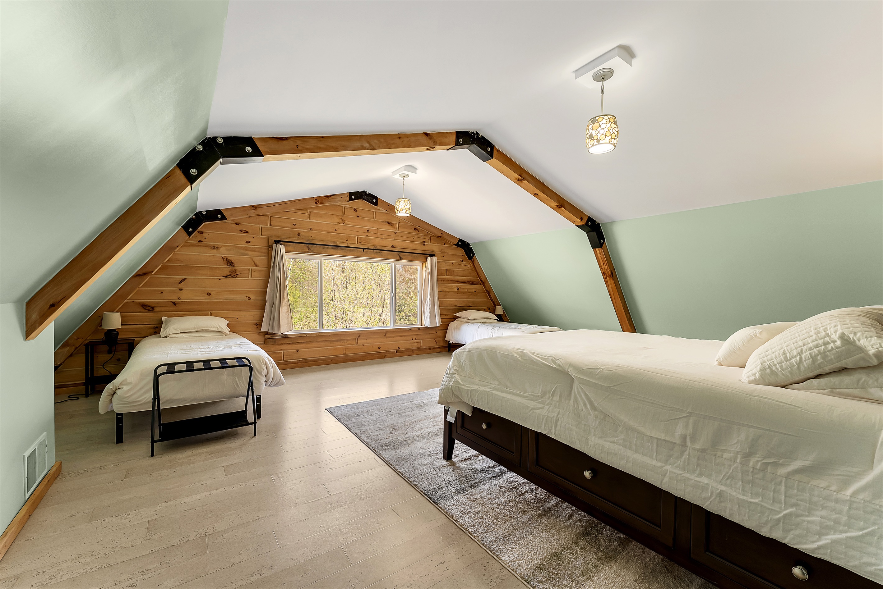 Bedroom #4 with Queen bed and 2 twin beds.
