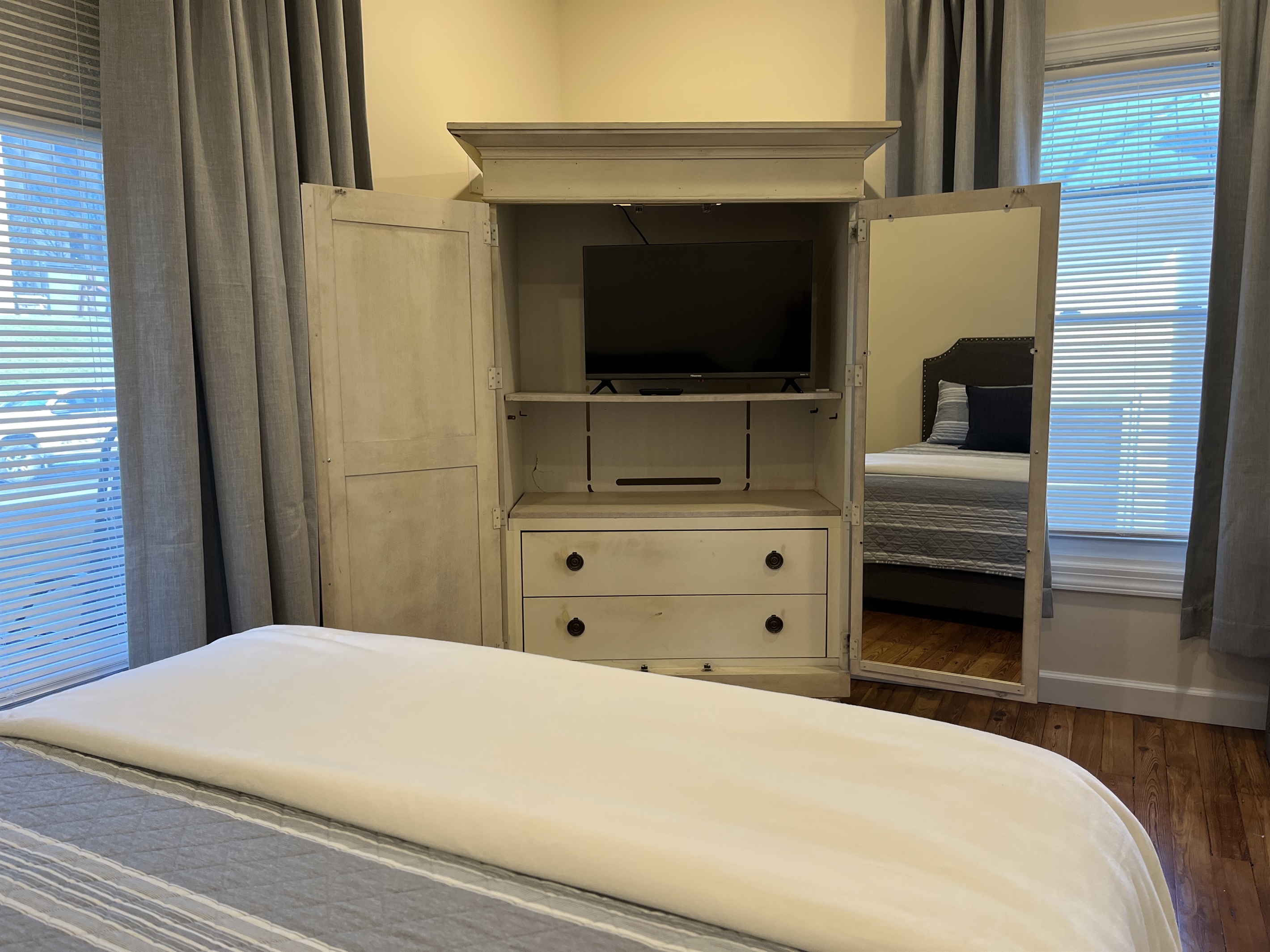 Queen bedroom with SmartTV