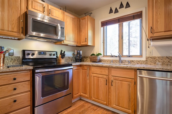 Fully stocked kitchen. Plenty of cooking accessories for the chef (sharp knives, instant pot, etc.)
